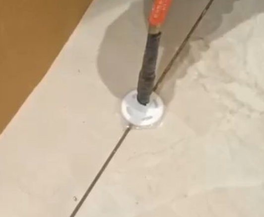吴起瓷砖空鼓维修公司专业解答瓷砖在铺贴过程中，如果没有涂抹均匀到位的粘结材料（如水泥砂浆或瓷砖胶），可能会导致以下问题